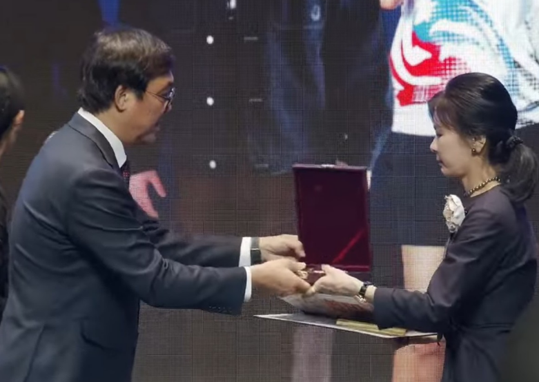 故崔相英直前会長に体育勲章｢猛虎章｣…ソウルで伝授式