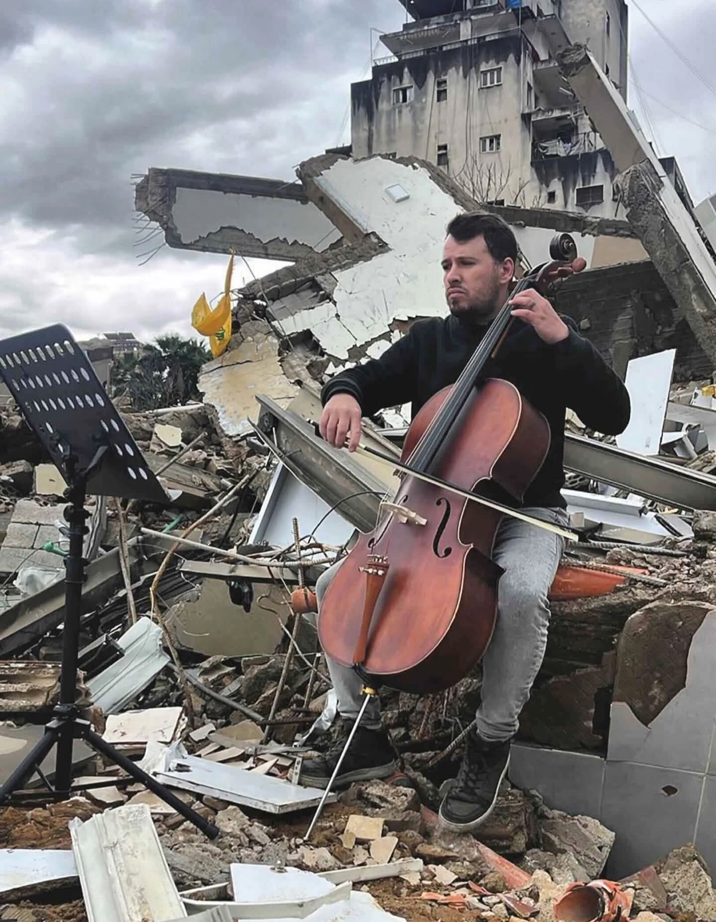 爆撃のがれきの上に響いたチェロ　ベイルートの音楽家、平和訴える